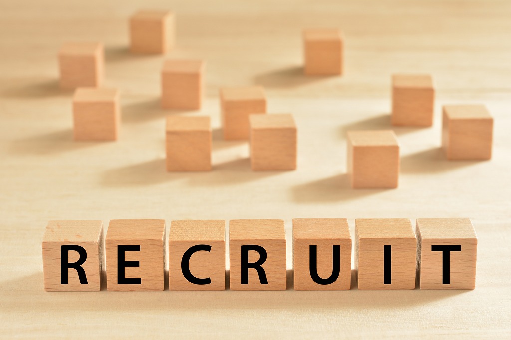 RECRUITと書かれた積み木