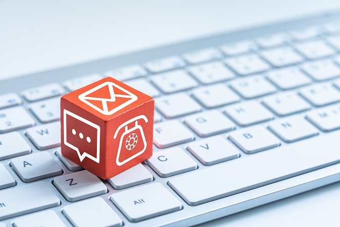 お問い合わせ赤ブロック、白いキーボード