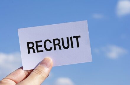 RECRUITと書かれたメモ